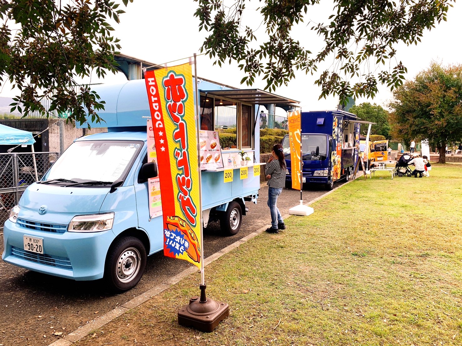 サッカー大会「前田杯」でキッチンカーでクレープとホットドッグを販売中