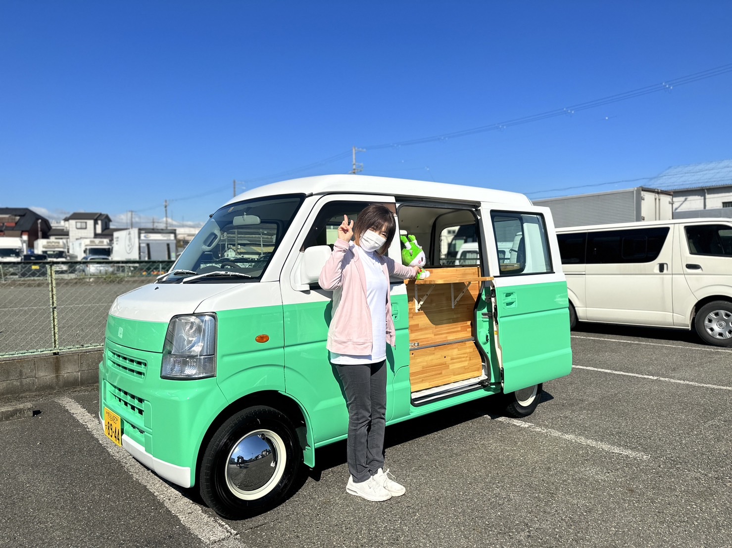 埼玉県のフランチャイズオーナーヒミツキチのクレープキッチンカーの納車