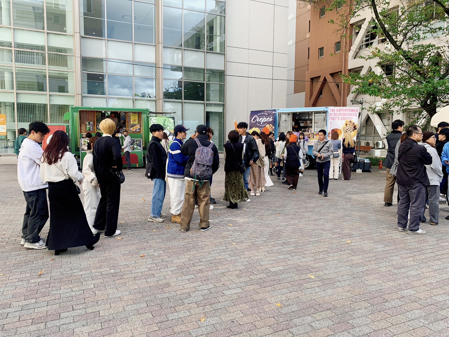 摂南大学の学園祭にクレープのキッチンカーで出店中