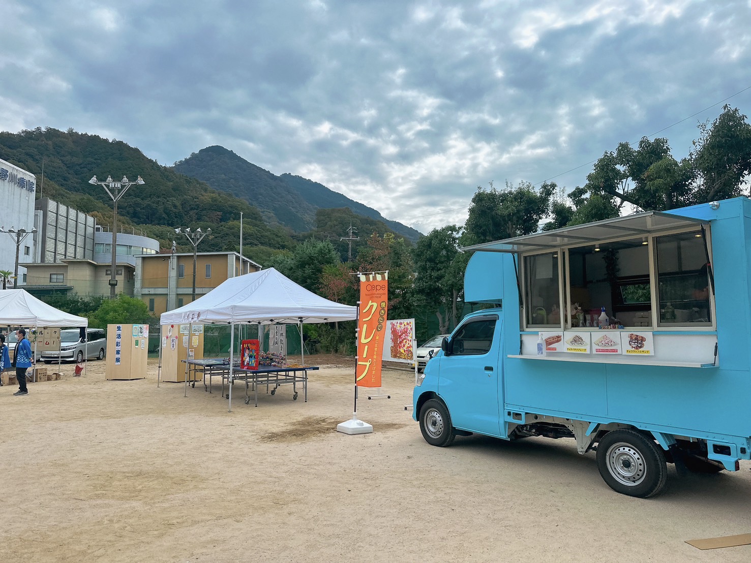 瀬野川病院の収穫祭にクレープのキッチンカーで出店中